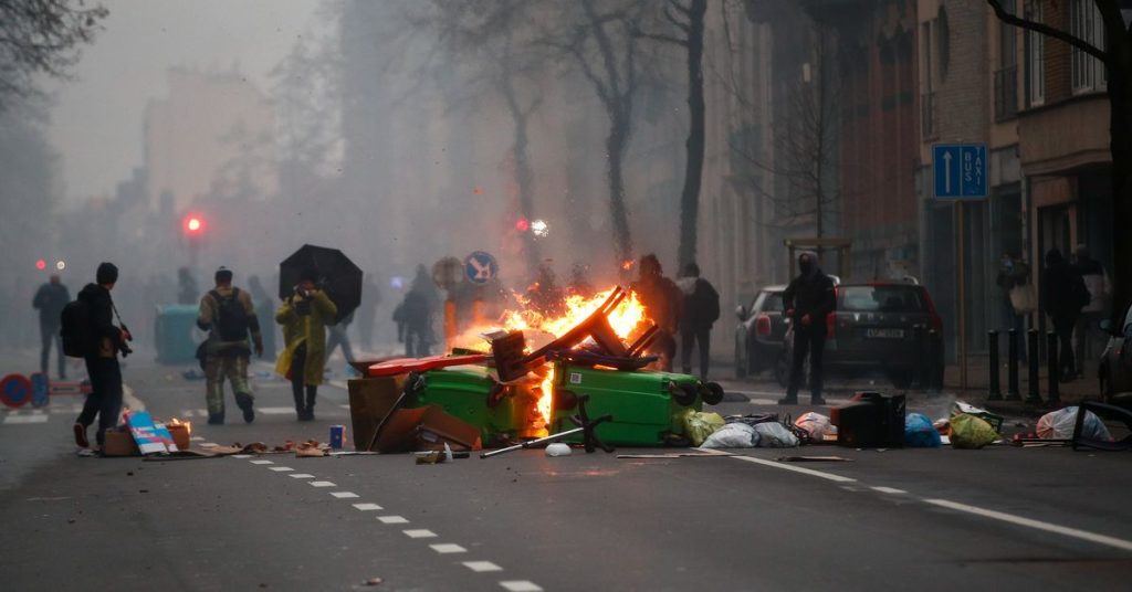 Protesto contra restrições ao coronavírus torna-se violento em Bruxelas