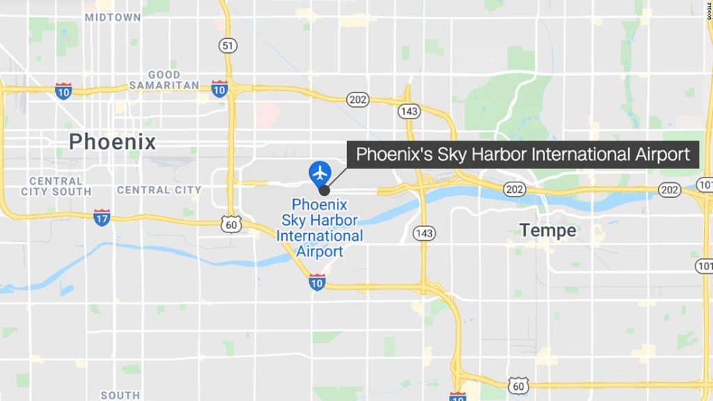 Um homem salta de um avião de passageiros no Aeroporto Internacional Sky Harbor em Phoenix