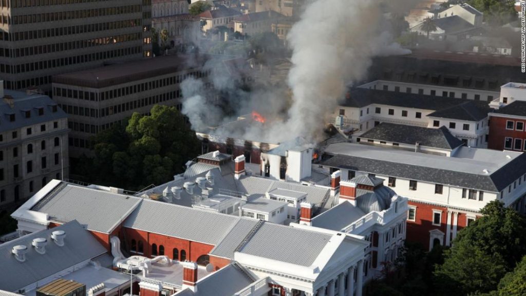 Incêndio no Parlamento sul-africano: telhado desmorona, andares inteiros destruídos