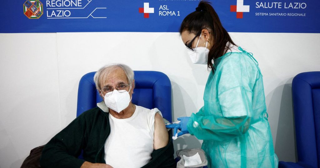 Itália estende mandato para vacina COVID a todos com mais de 50 anos