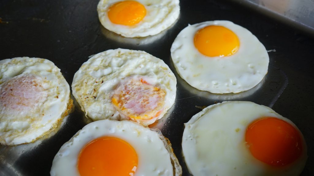 Funcionário do McDonald's revela diferença em ovos redondos e dobrados no TikTok viral