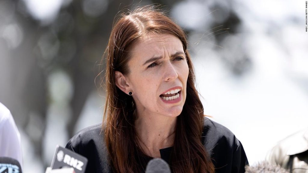 Primeira-ministra da Nova Zelândia, Jacinda Ardern, cancela planos de casamento devido ao aumento da Omicron