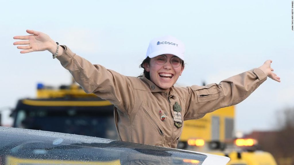 Zara Rutherford se torna a mulher mais jovem a voar o mundo sozinha