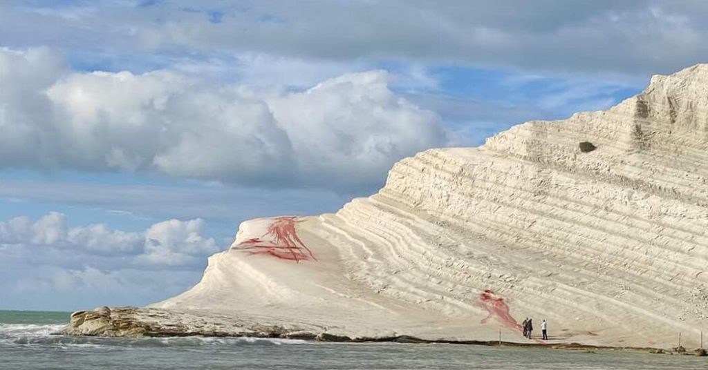 As famosas falésias brancas da Sicília desfiguradas por vandalismo