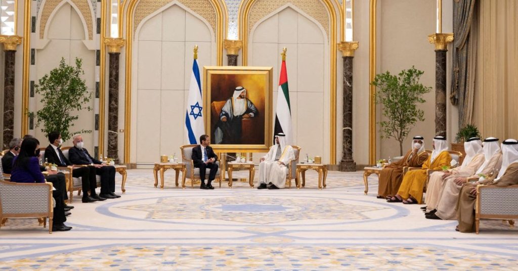 Emirados Árabes Unidos interceptam ataque com mísseis houthis durante visita do presidente israelense