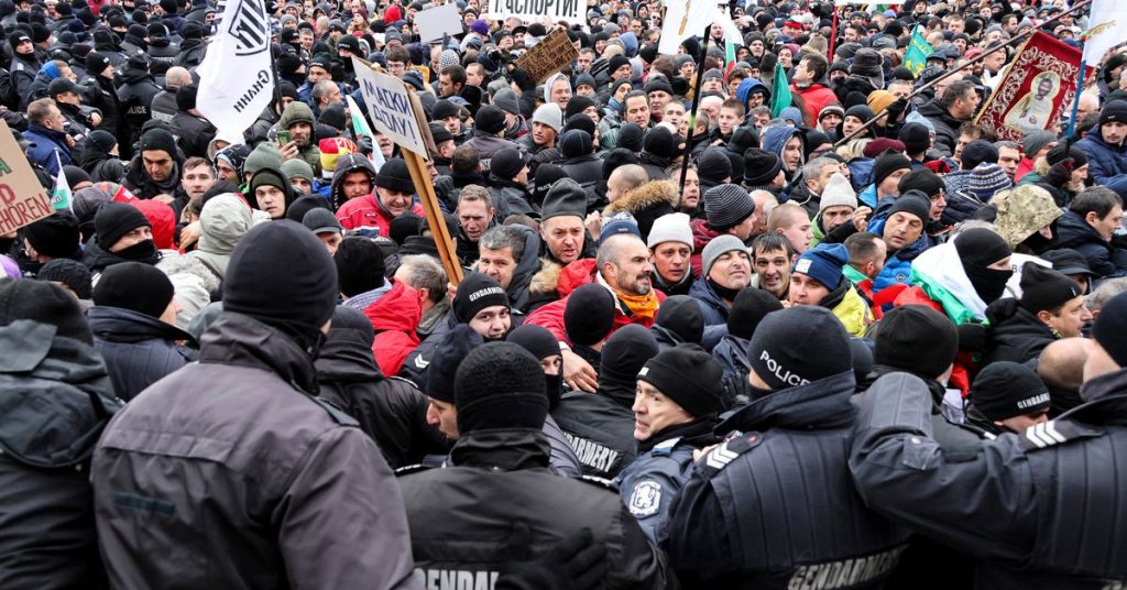 Manifestantes anti-vacina tentam invadir o parlamento búlgaro