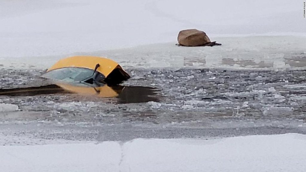 Moradores perto de Ottawa resgatam o motorista depois que um carro caiu no rio gelado Rideau