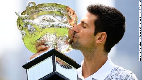 Djokovic está com o troféu depois de vencer o Aberto da Austrália de 2020.