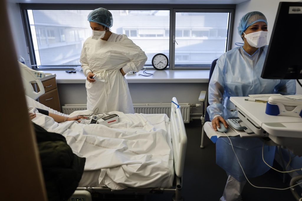 Omicron revela a inflexibilidade dos hospitais públicos na Europa