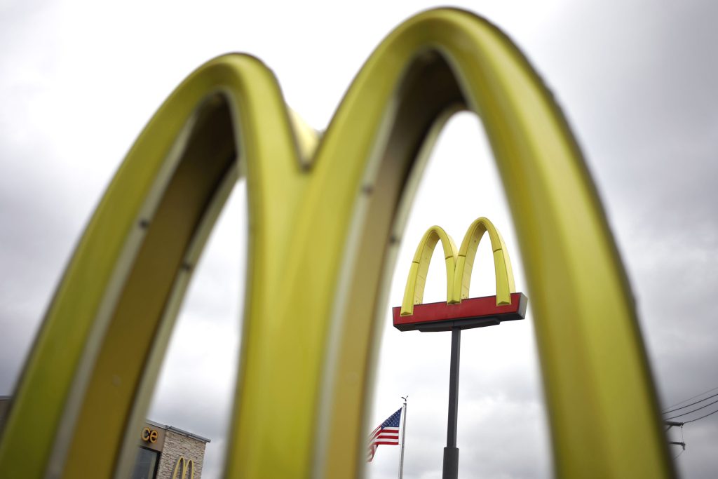 Os ganhos do McDonald's (MCD) no quarto trimestre de 2021 ficam abaixo das estimativas