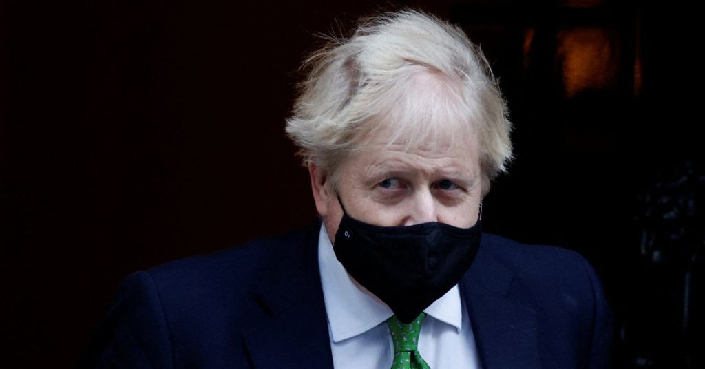 Primeiro-ministro britânico Johnson enfrenta crescente pressão para renunciar