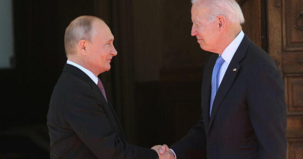 Rússia ridiculariza os comentários de Biden sobre sancionar Putin se a Rússia lançar uma invasão enquanto os EUA despejam armas na Ucrânia