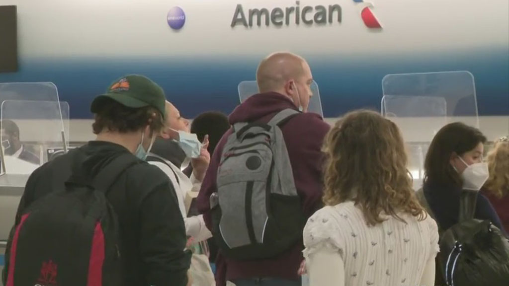 Um voo da American Airlines para Londres retornou ao MIA depois que o casal se recusou a usar máscaras - CBS Miami