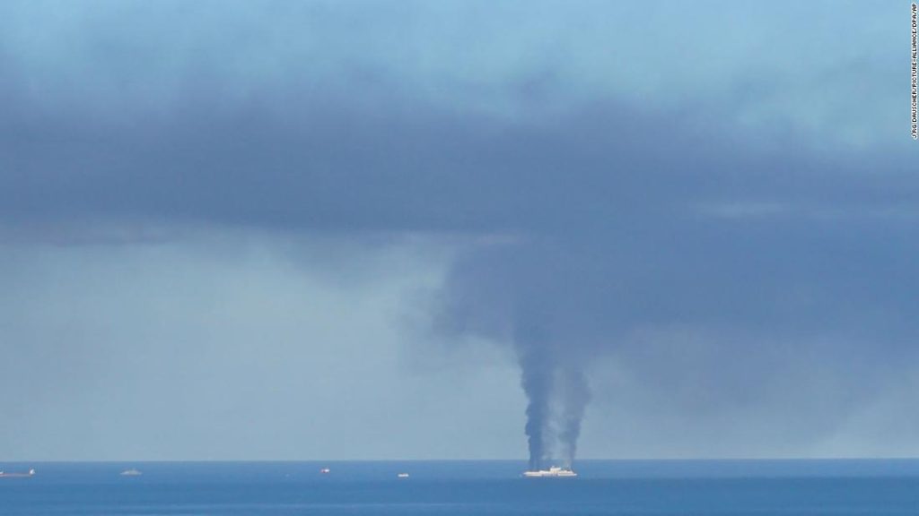 Incêndio em balsa grega: passageiros são evacuados quando navio pega fogo