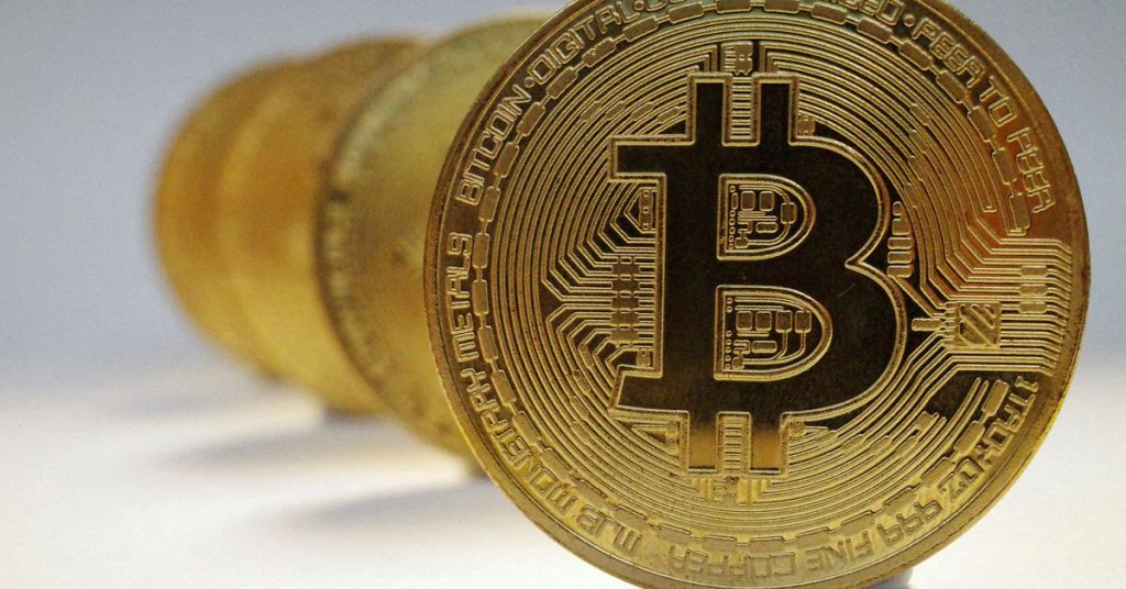 Bitcoin imita alta das ações, atinge alta de 2 semanas
