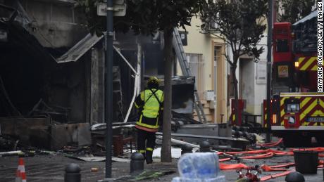 Um bombeiro fica perto dos escombros e casas queimadas após a explosão em Saint-Laurent-de-la-Salanque, em 14 de fevereiro de 2022. 