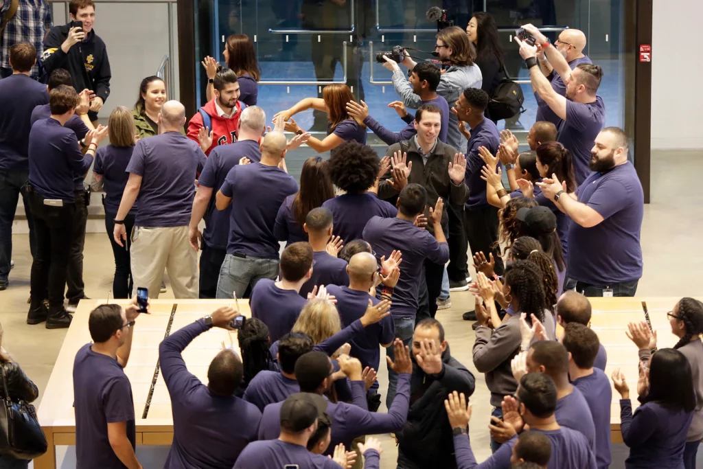 Funcionários da Apple Store se esforçam para formar sindicatos