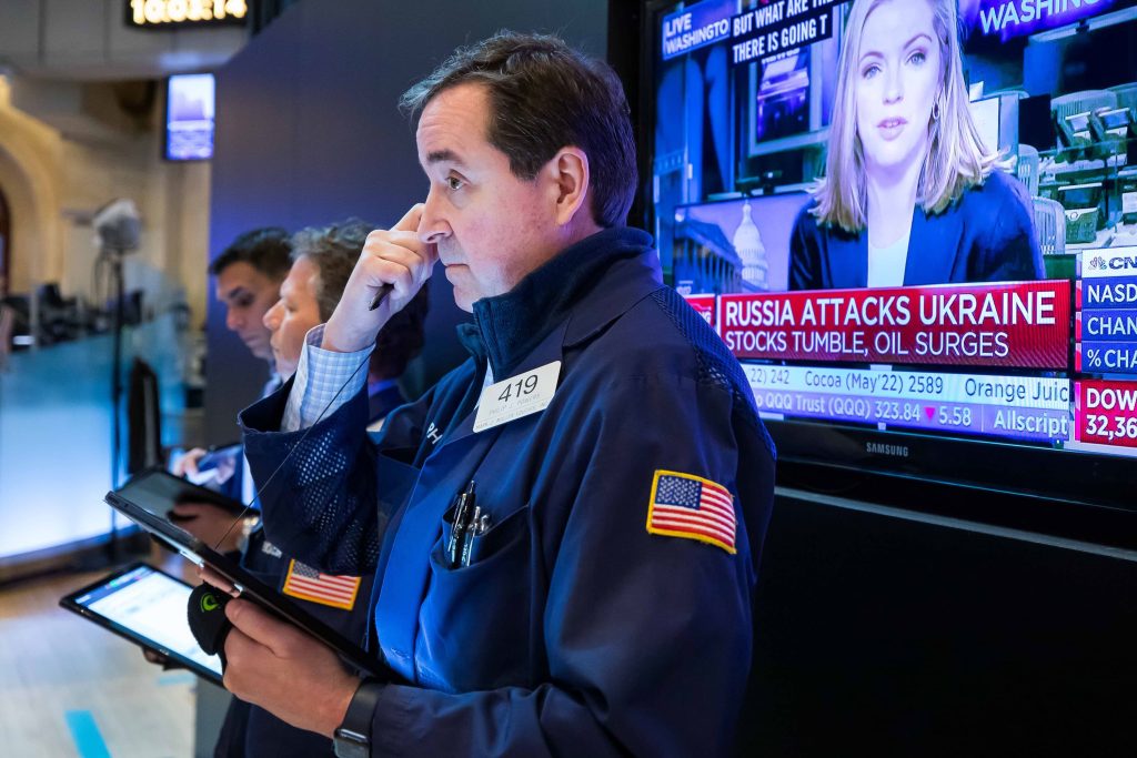 Os futuros da Dow caíram 450 pontos, com os comerciantes avaliando os efeitos das sanções russas