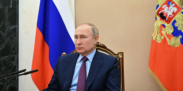 O presidente russo, Vladimir Putin, participa de uma reunião com o ministro da Defesa russo, Sergei Shoigu, no Kremlin, em Moscou, em 14 de fevereiro de 2022. 