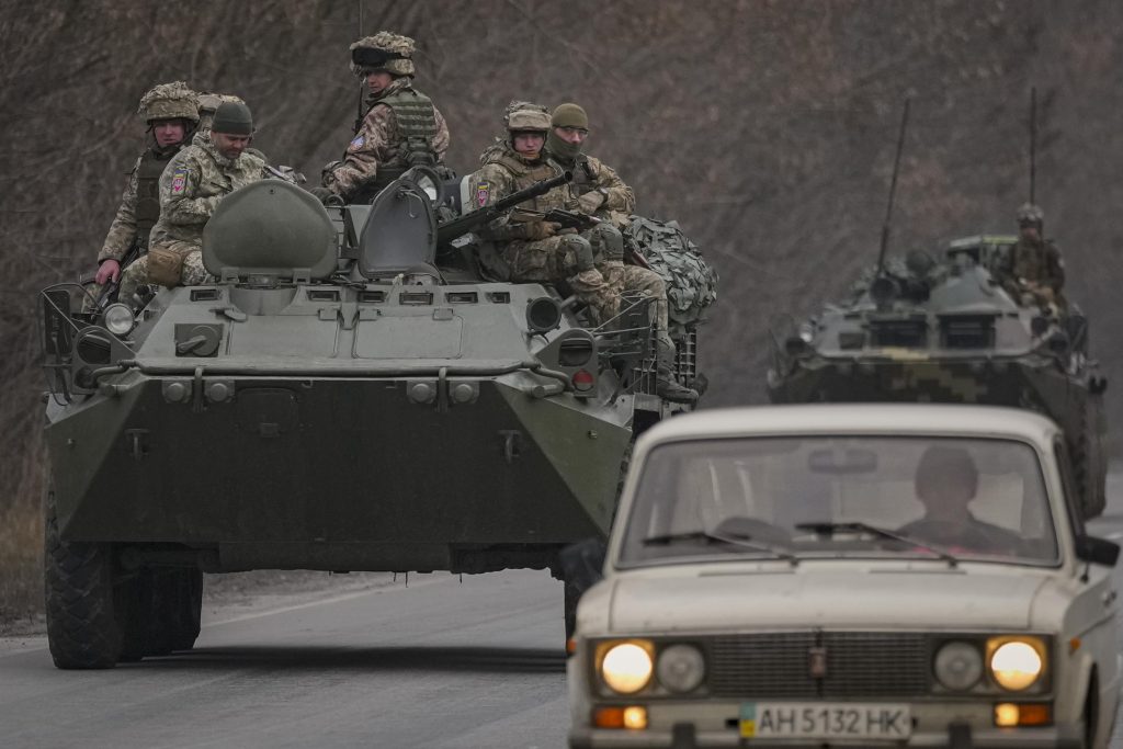 Rússia invade a Ucrânia em muitas frentes em um 'ato brutal de guerra'
