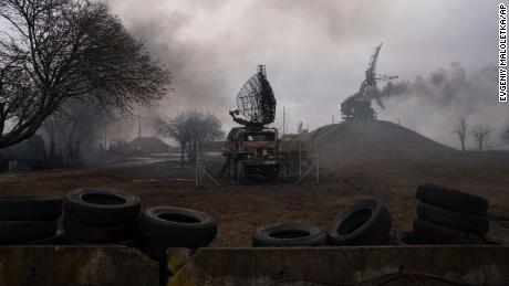 Maior cidade de Mariupol sob cerco enquanto a Rússia aperta o sul da Ucrânia