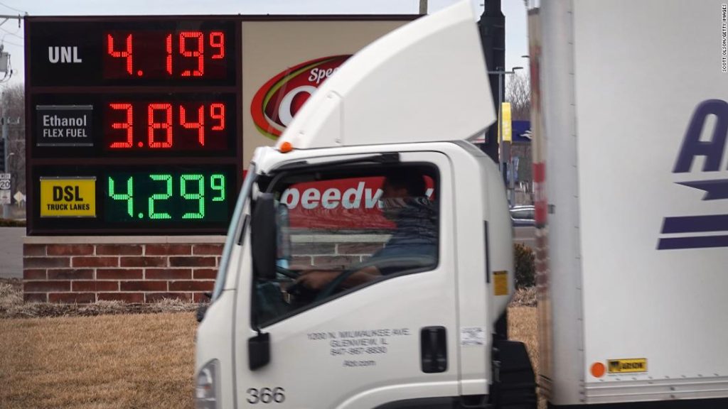 Gás atinge US$ 4 o galão pela primeira vez desde 2008