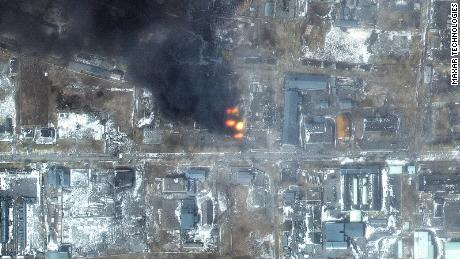 Esta imagem de satélite mostra incêndios em uma área industrial na parte oeste de Mariupol em 12 de março.