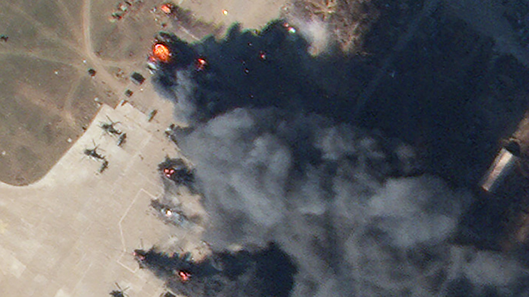Em uma parte ampliada da imagem, helicópteros podem ser vistos queimando. 