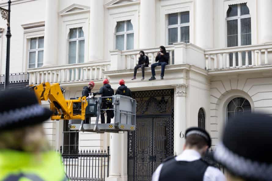 Manifestantes recentemente tomaram conta da mansão de 25 milhões de libras de Oleg Deripaska.