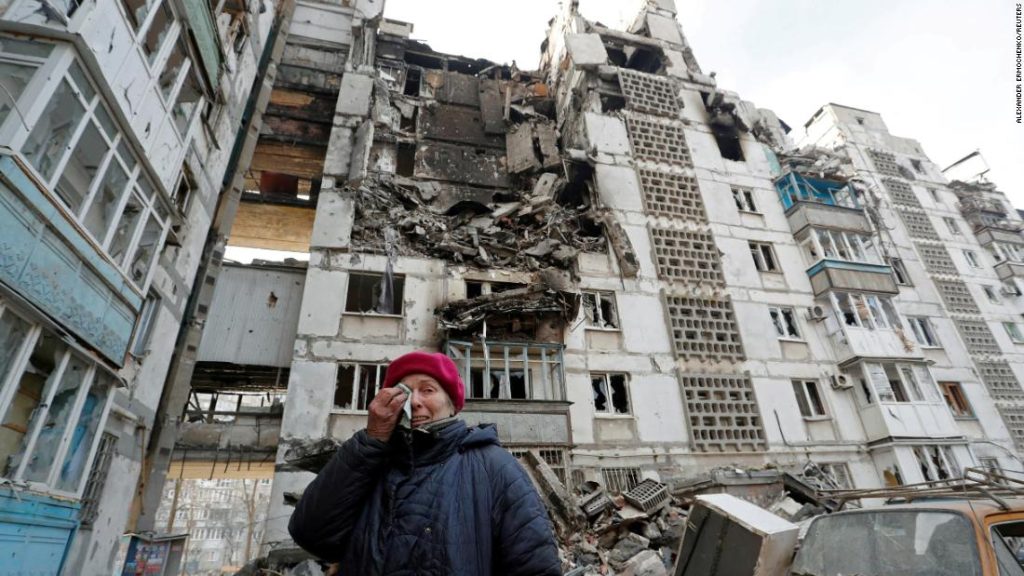 Corredores de evacuação de Mariupol 'nas mãos dos ocupantes' enquanto o prefeito pede que todos saiam