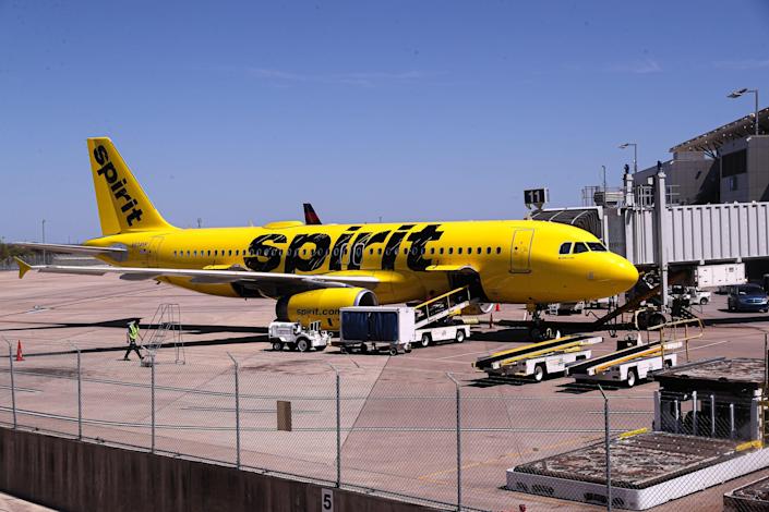 Um avião da Spirit Airlines é descarregado em um portão no Aeroporto Internacional de Austin-Bergstrom na segunda-feira.  Funcionários da Administração Federal de Segurança de Transportes transportaram quase 9.000 passageiros antes das 8h de domingo e cerca de 8.250 antes desse horário na segunda-feira.