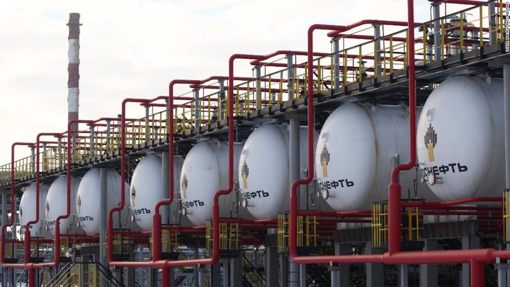 A Agência Internacional de Energia alerta que a Rússia pode perder 30% de sua produção de petróleo em semanas