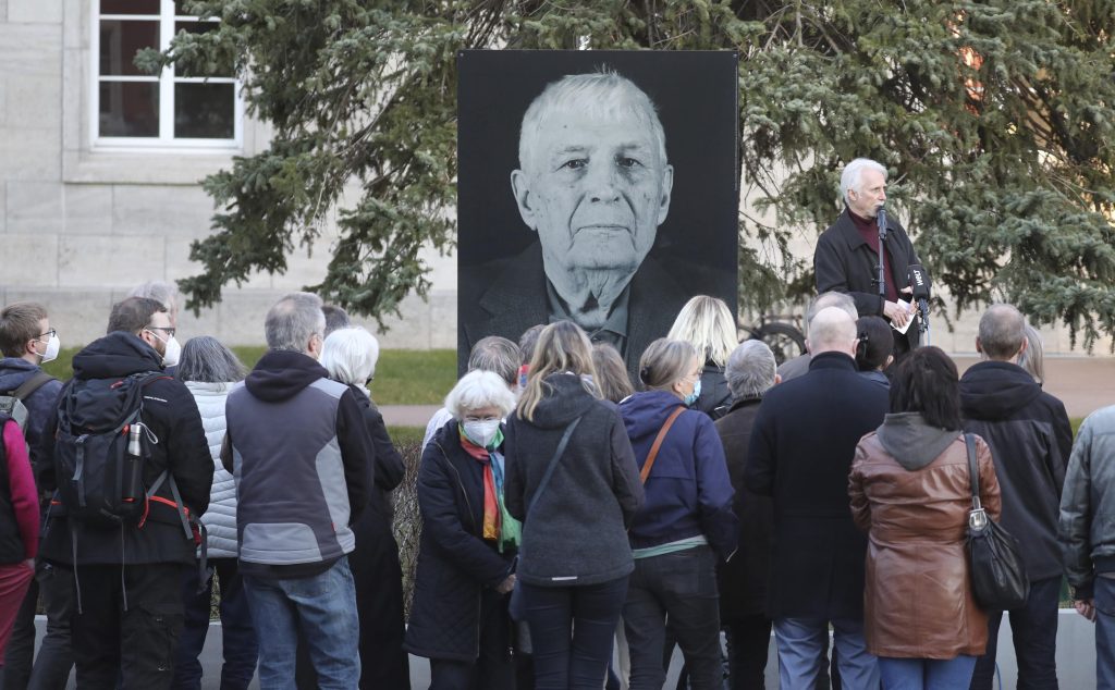 Alemanha homenageia sobrevivente de campo nazista, 96 mortos na Ucrânia