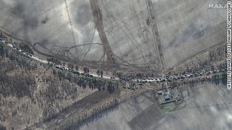 Imagens de satélite da Maxar Technologies mostram o comboio em 28 de fevereiro. 