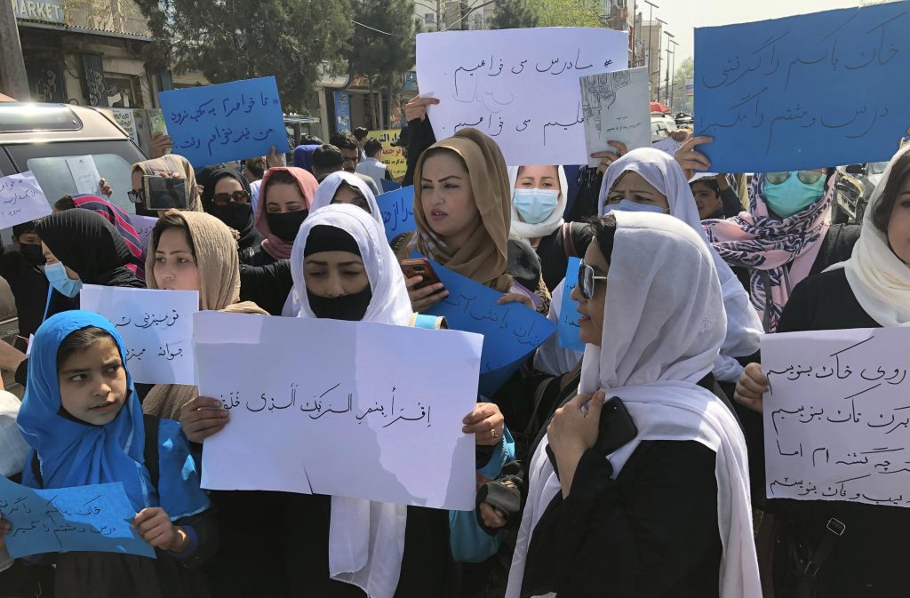 Autoridades: Taleban proibiu mulheres desacompanhadas de voos