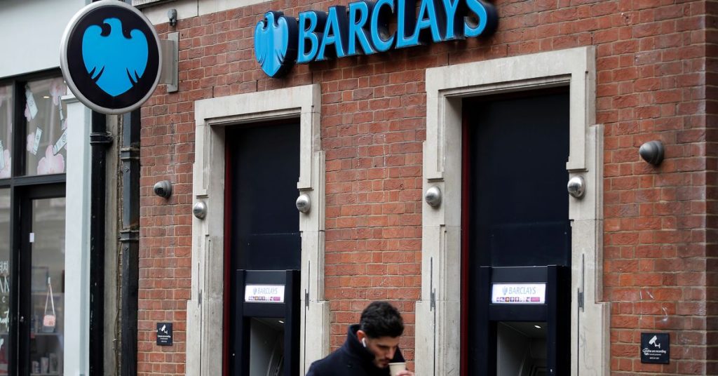 Barclays enfrenta prejuízo de US$ 590 milhões, escrutínio sobre recibo de vendas
