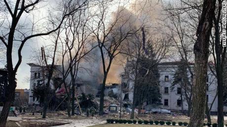 Autoridades ucranianas dizem que 300 pessoas foram mortas em um ataque aéreo russo no teatro Mariupol