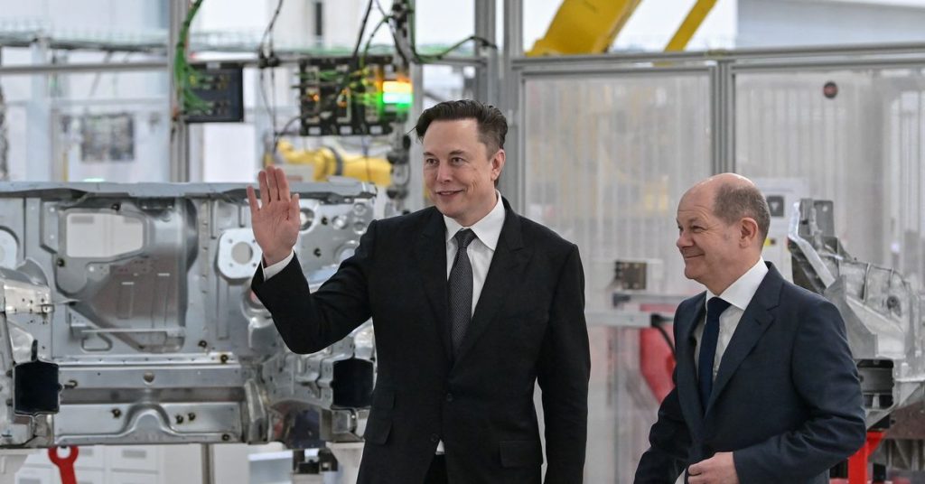Dancing Musk entrega aos pilotos os primeiros Teslas da nova gigfactory alemã