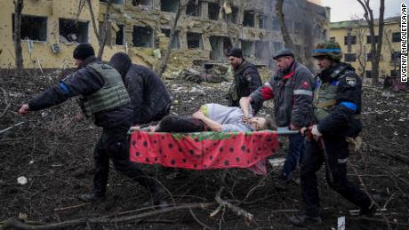 A morte de uma mulher grávida e seu bebê após o bombardeio da maternidade em Mariupol 