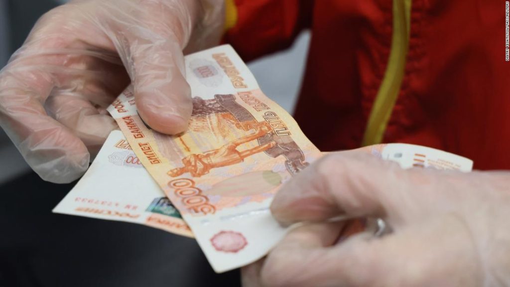 O rublo está 'devastado' enquanto a Rússia entra em default