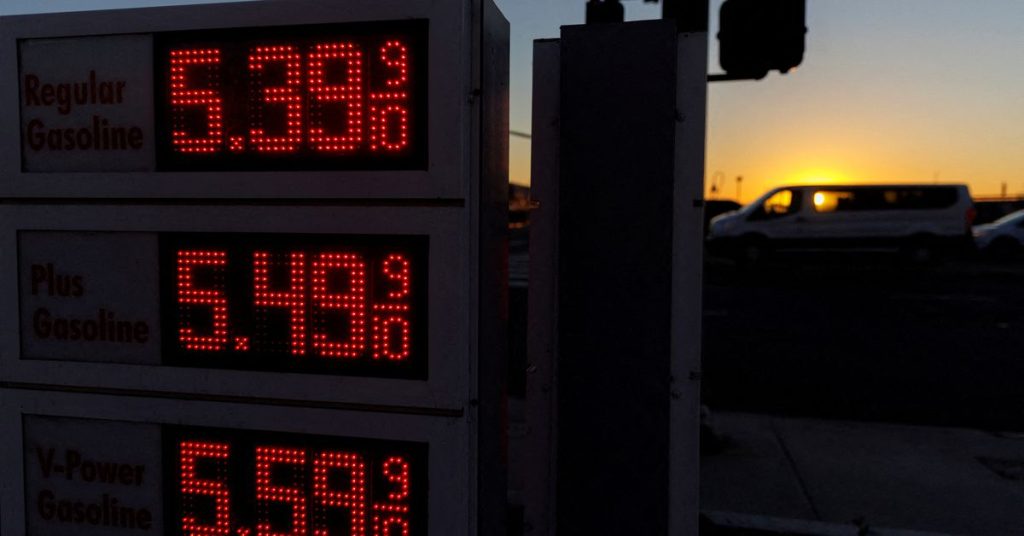 Os preços da gasolina nos Estados Unidos atingiram seu nível mais alto desde 2008 devido ao conflito russo, informa a AAA.