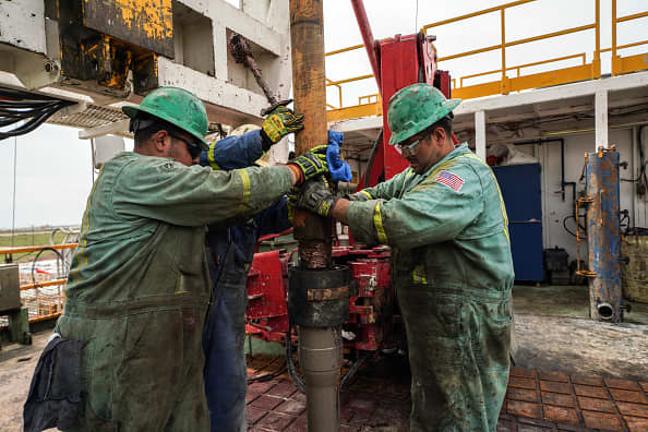 Petróleo dos EUA cai mais de 8%, caindo abaixo de US $ 100 o barril