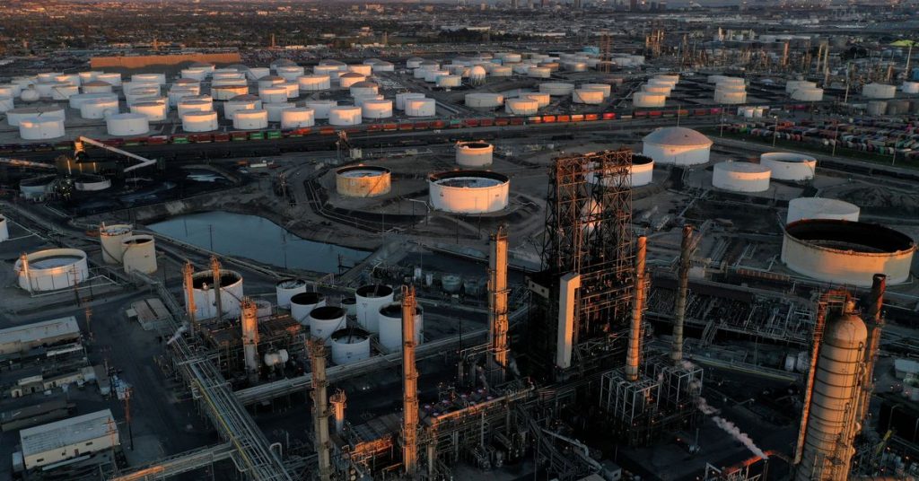 Petróleo salta à medida que a UE pressiona o embargo russo e a produção de refinarias sauditas