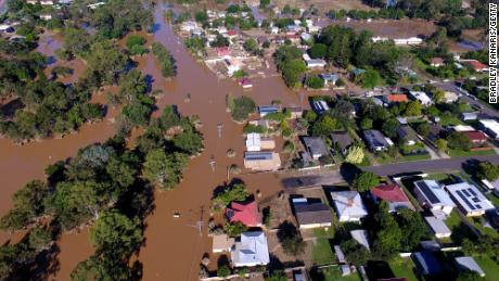 A Austrália continua os esforços de alívio e alívio de enchentes enquanto Sydney se prepara para chuvas fortes