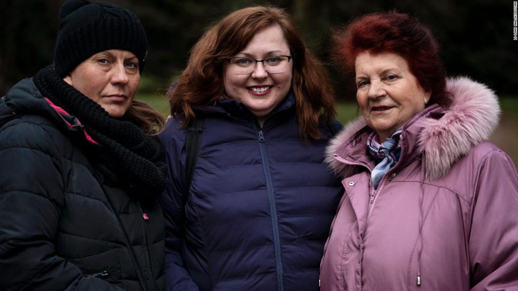 A família de uma mulher ucraniana-americana foi forçada a fugir para a Rússia.  Ela os contrabandeou para a Polônia