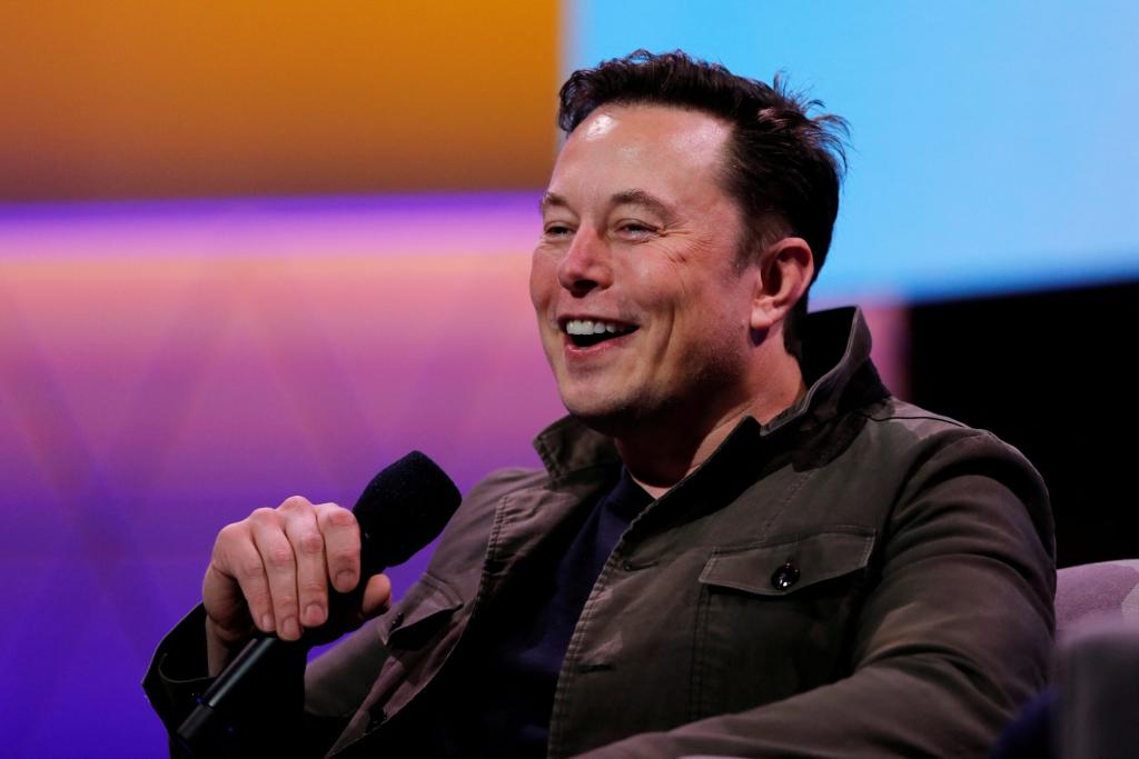 Elon Musk diz que dorme nos quartos extras de amigos