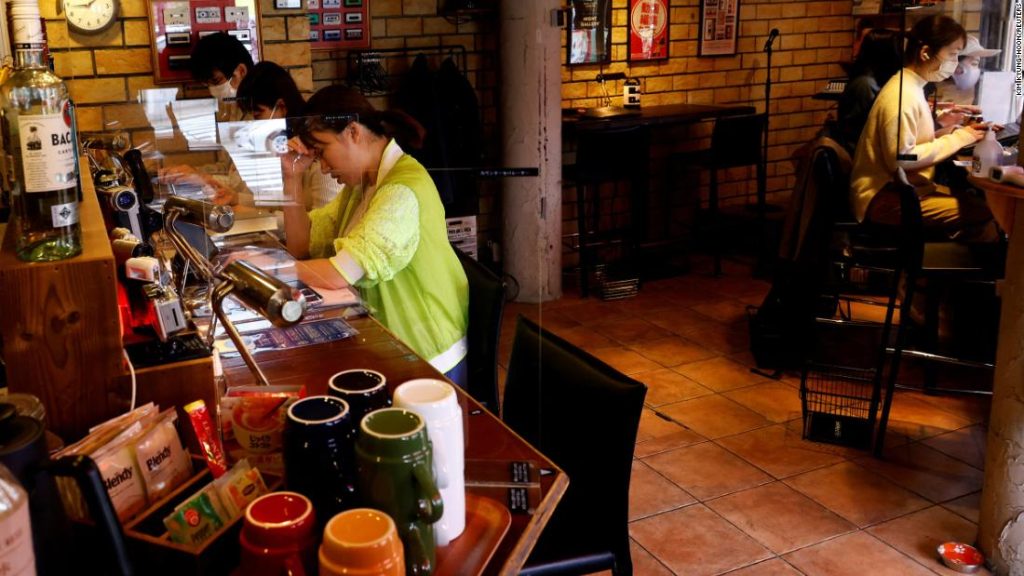 Café, chá e resmungos em um café japonês para combater a procrastinação