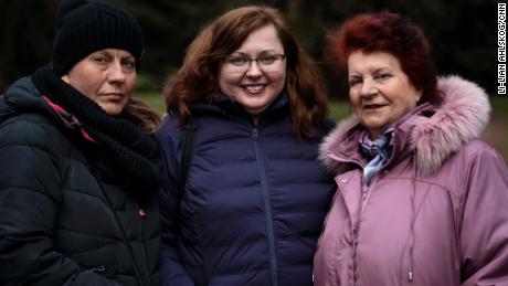 Mila Turchin (centro) está finalmente reunida com sua mãe Luba (direita) e irmã Vita (esquerda) na Polônia após uma jornada angustiante.