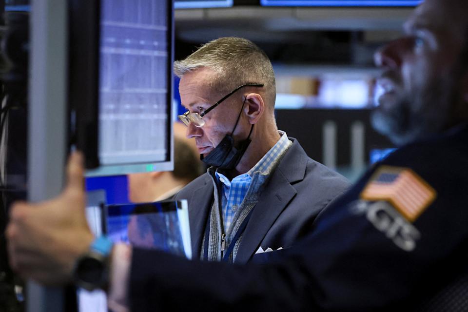 Traders trabalham no pregão da Bolsa de Valores de Nova York (NYSE) em Nova York, EUA, em 14 de abril de 2022. REUTERS/Brendan McDermid