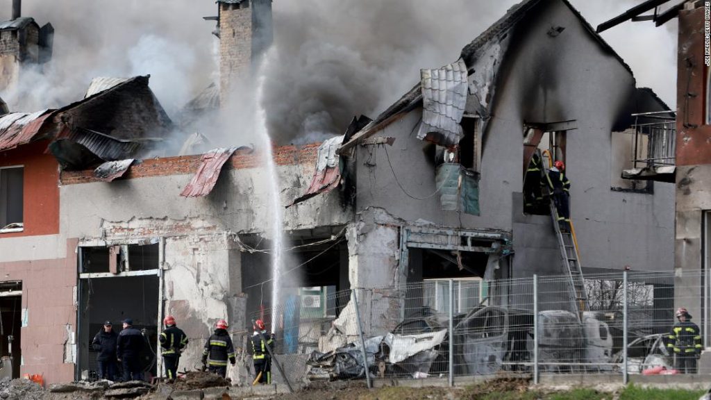 Comandante ucraniano ordena esforço de evacuação internacional na fábrica de Mariupol como situação 'crítica'